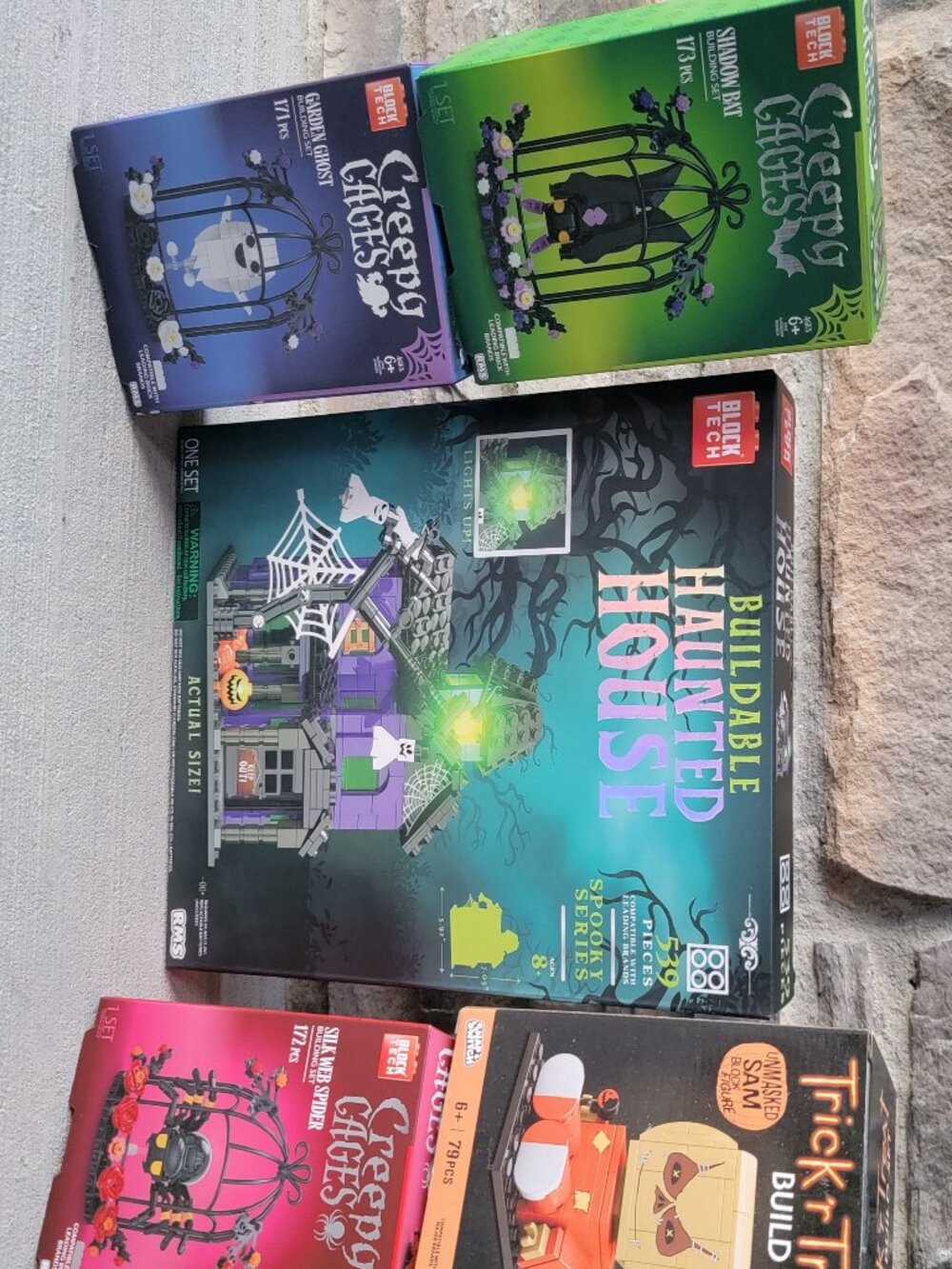 Bundle of 5 Halloween-themed building brick sets